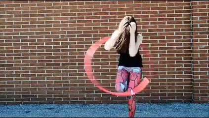 Hulahop'u Ağlatırken İzleyenleri Hipnotize Eden Hatun