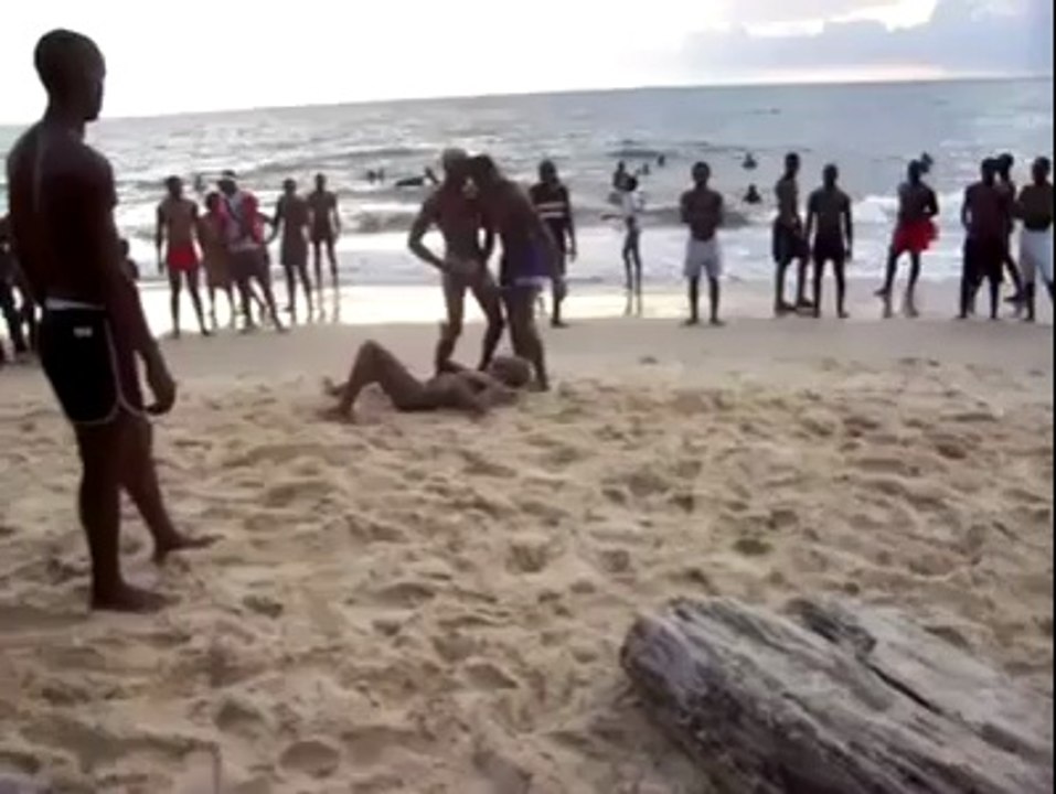 COMBAT DE CATCH A LA PLAGE