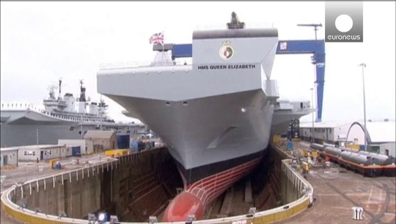 Isabel II bautiza con whisky un portaaviones