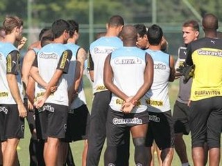 Скачать видео: Pressão! Jogadores do Botafogo fazem 'greve' por salários atrasados