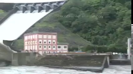 அணைக்கட்டு வழியாக நீர் வெளியேறும் அற்புதமான காட்சி..