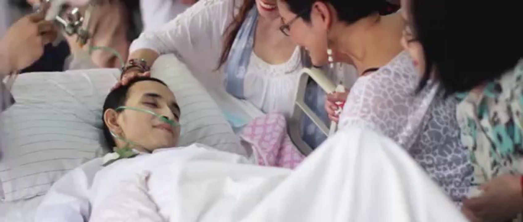 Atteint d'un cancer en phase terminale, un homme se marie à l'hôpital 10h avant sa mort