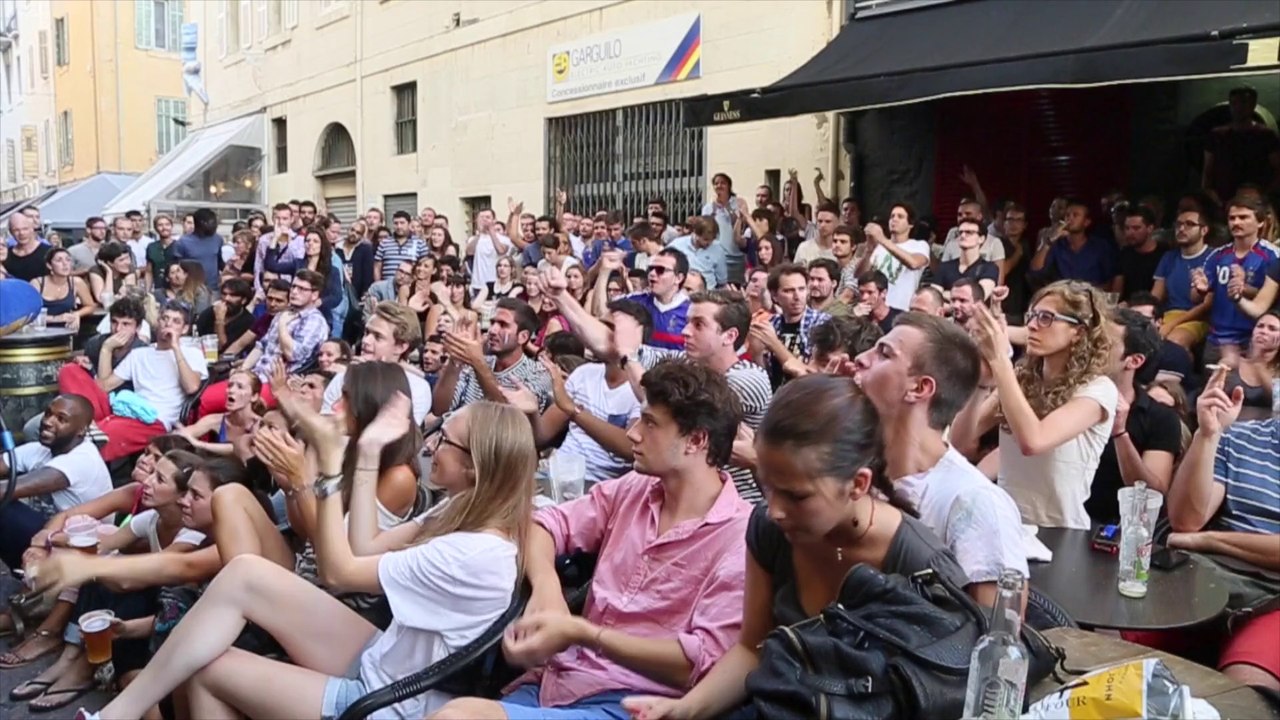 Ambiance sur le Vieux-Port à Marseille devant le match France-Allemagne