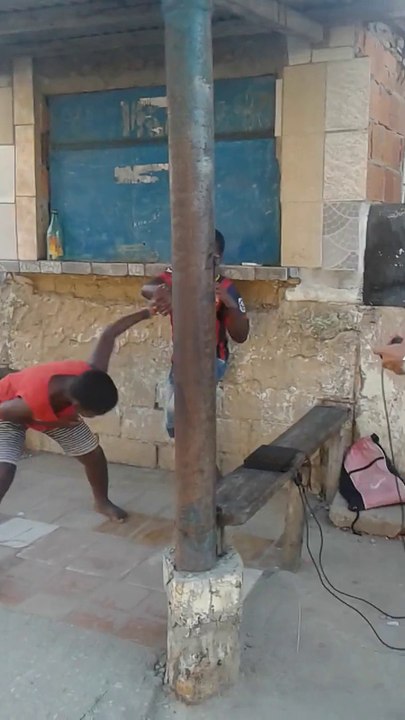 Jeu de combat sur la PlayStation 3D - On s'amuse comme on peut dans les favelas!