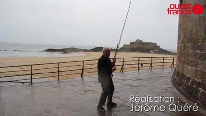 Défi : le maire de Saint-Malo descend les remparts en rappel