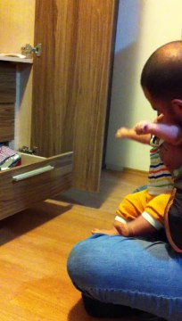 Ewan se met debout tout seul ! (à 7 mois & 3 semaines)