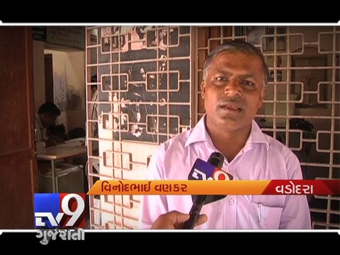 Tv9 IMPACT, Irked mob attacks on Sarpanch's residence for power cut, Vadodara