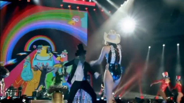 Miley Cyrus sings at Macy's 4th of July fireworks display