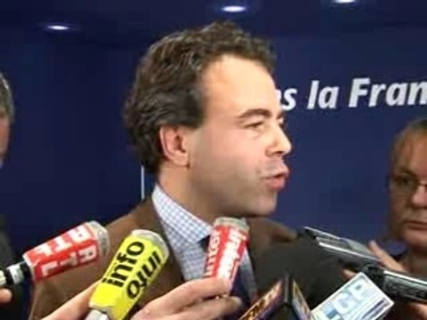 Luc Chatel répond aux journalistes