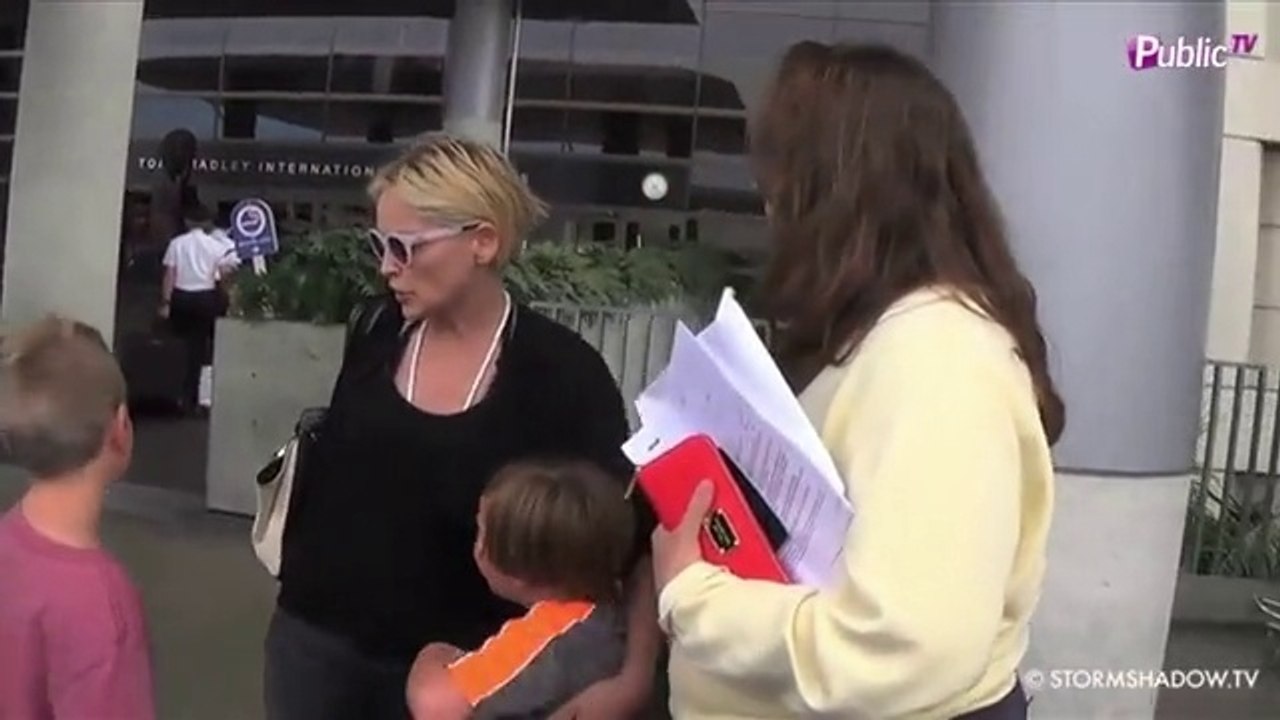 Exclu Vidéo : Sharon Stone sur un red carpet VS Sharon Stone au naturel : comment la préférez-vous ?