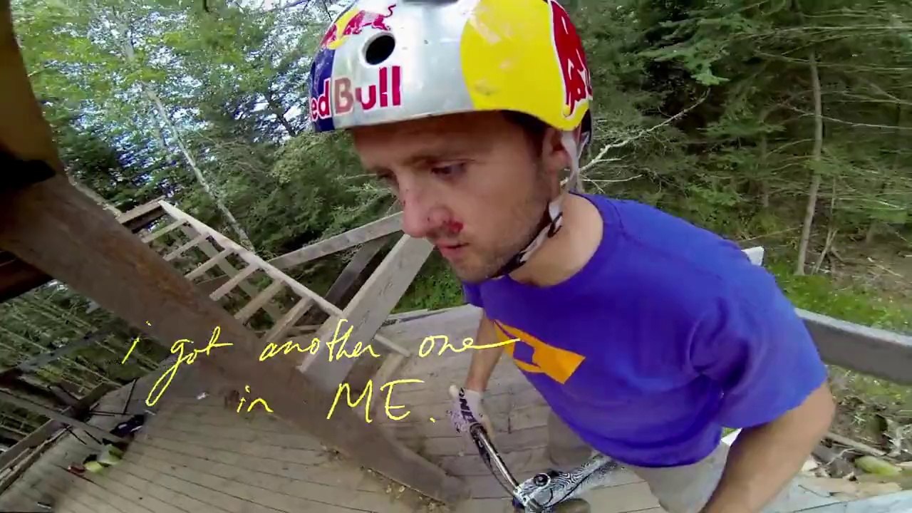 Un rider BMX tente un Open Loop Backflip - Aaron Chase est dingue!