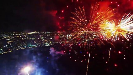 Un Drone filme des feux d'artifices de l’intérieur! Magique...