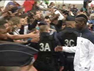 Le bain de foule des Bleus à leur descente d'avion - 06/07