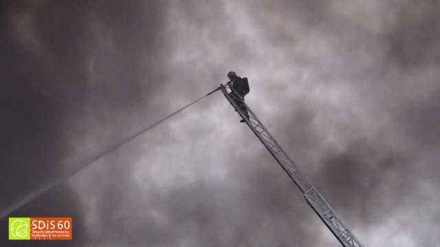 Incendie au coeur de la zone industrielle de St-Maximin (vidéo officielle)