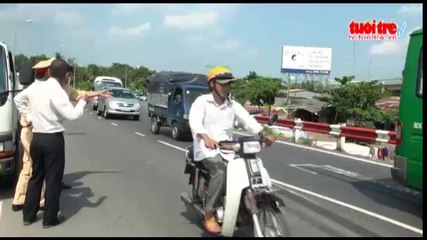 Ô tô lao vào thành cầu, kẹt xe nối dài tại cầu Kinh Xáng