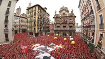 Sanfermines 2014: El presidente de Cruz Roja en Pamplona, Mikel Martínez, lanza el 'chupinazo'
