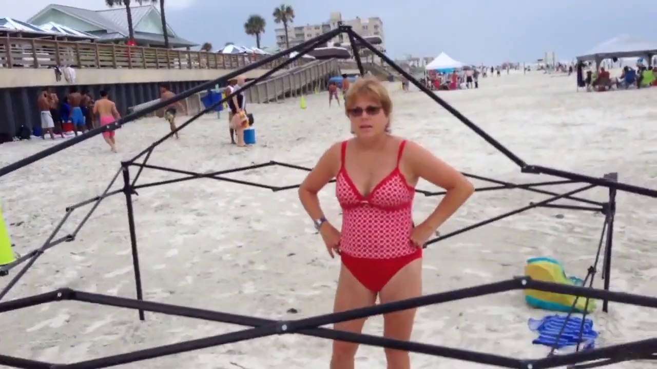 Man Catches Older Women Stealing His Stuff At The Beach