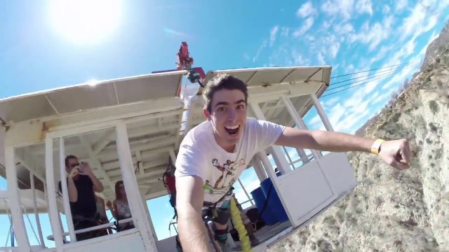 Saut à l'élastique comme si vous y étiez! Impressionnant...