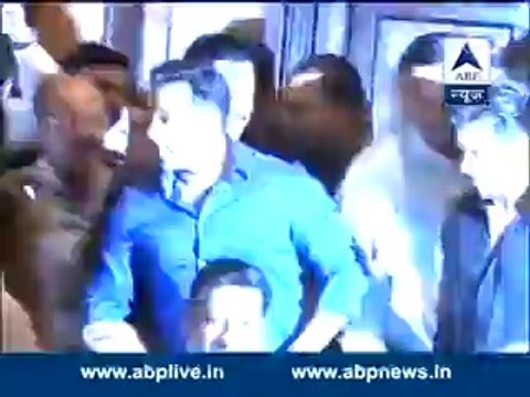 Shah Rukh, Salman hug each other once again at Baba Siddiqui's Iftar party (Low)