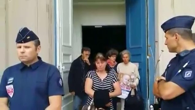 A Garches, des parents d'enfants malades du cancer en grève de la faim évacués