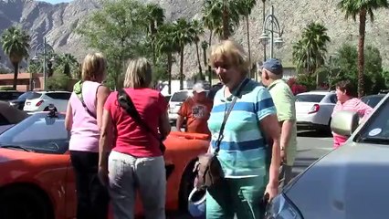 Bebeğini bagaja koyan baba