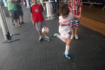 L!TV flagra filho de Kaká batendo bola em apresentação do meia