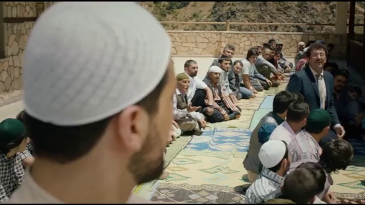 Düğün Dernek - Bayram Namazı Sahnes