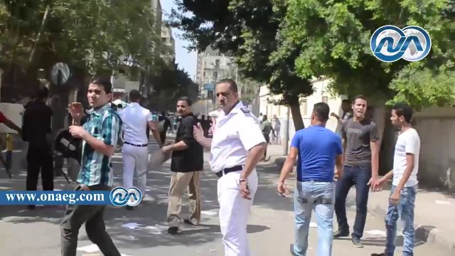 شاهد|| اشتباكات بين طلاب الثانوية العامة و قوات الأمن‎ أمام وزارة التربية والتعليم