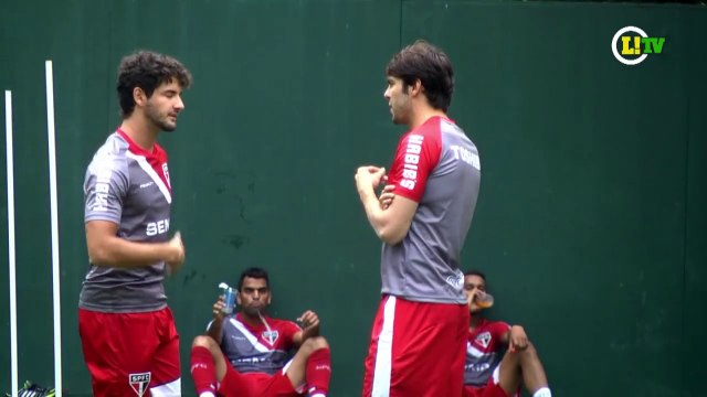Kaká se junta a elenco pela primeira vez e bate papo com Pato