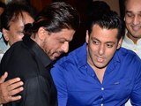 SALMAN and SHAHRUKH HUG AGAIN History Repeats At The Iftaar Party