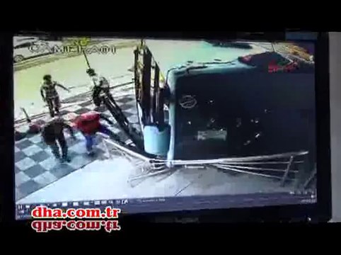 Çarpma anı saniye saniye görüntülendi!