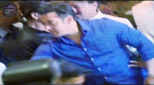 Shahrukh, Salman HUG AGAIN at Baba Siddiqui's Iftaar Party 2014