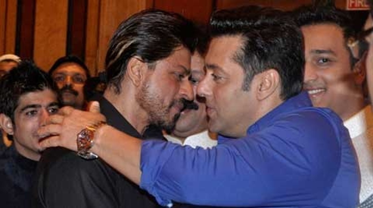 Salman Khan - Shah Rukh Khan HUG Again @ IFTAR 2014 | WATCH FULL VIDEO