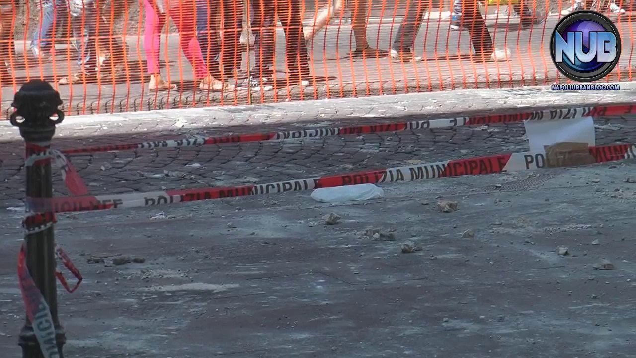 Crollo calcinacci Galleria Napoli. Grave ragazzo