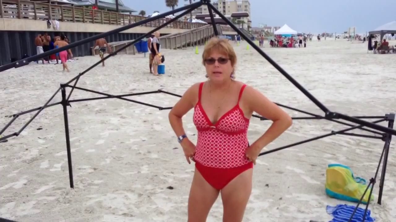 Busted! Two women caught stealing a canopy on the beach, then attack!  