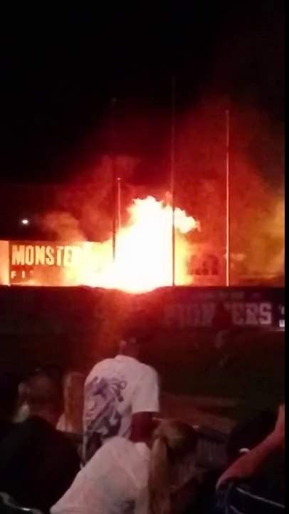 Feux d'artifices qui tournent mal : gros incendie pendant la JetHawk!