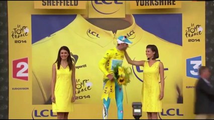Une hôtesse met le vent du siècle à un coureur du Tour de France