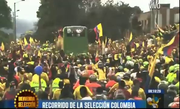 James Rodriguez y Juan Cuadrado agitan bandera llegada de Seleccion Colombia del Mundial Brasil 2014