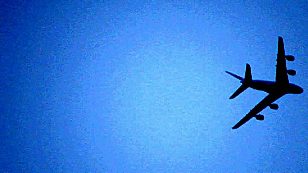 Amazing Zoom Airbus A 380 or B52 ? decide