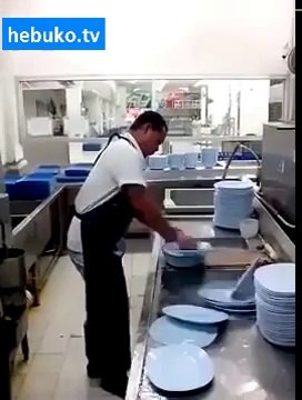 bu bulaşıkçı bulaşık makinesinden bile hızlı - yok böyle bir hız! :D