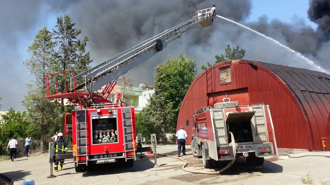 KADİRLİ'DE TMO AMBARI YANDI