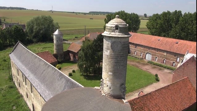 Belles balades : le château d'Esnes vu du ciel
