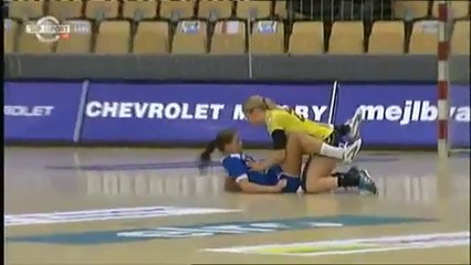 Scène très chaude en plein match de Handball entre 2 filles!