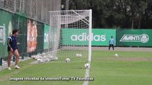 Valdivia faz gol sem ângulo em treino do Palmeiras
