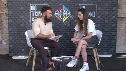 Entrevista a plató amb la dissenyadora Krizia Robustella