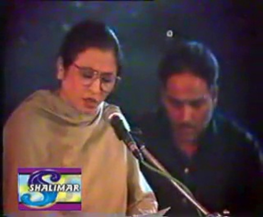 Aaj Baazaar Main Pa Bajolaan Chalo.. Faiz.. Nayara Noor
