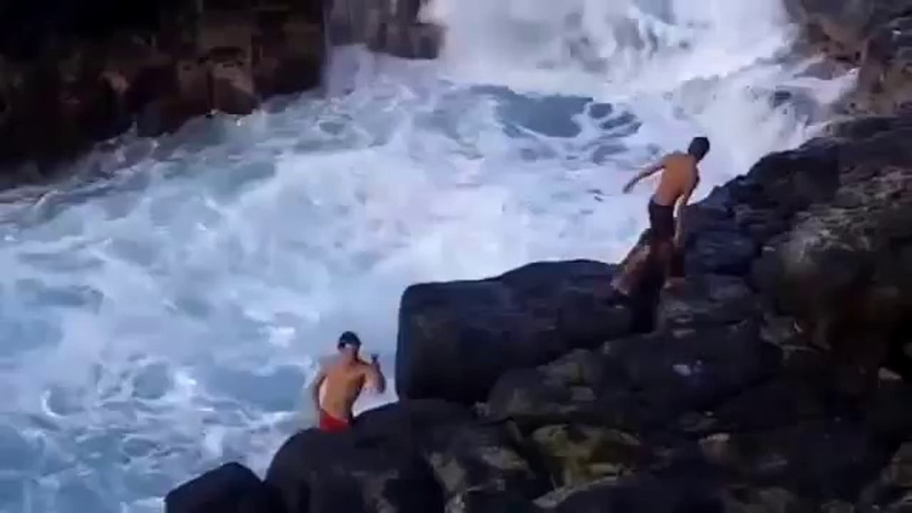 Burada Yüzmek Cesaret ister