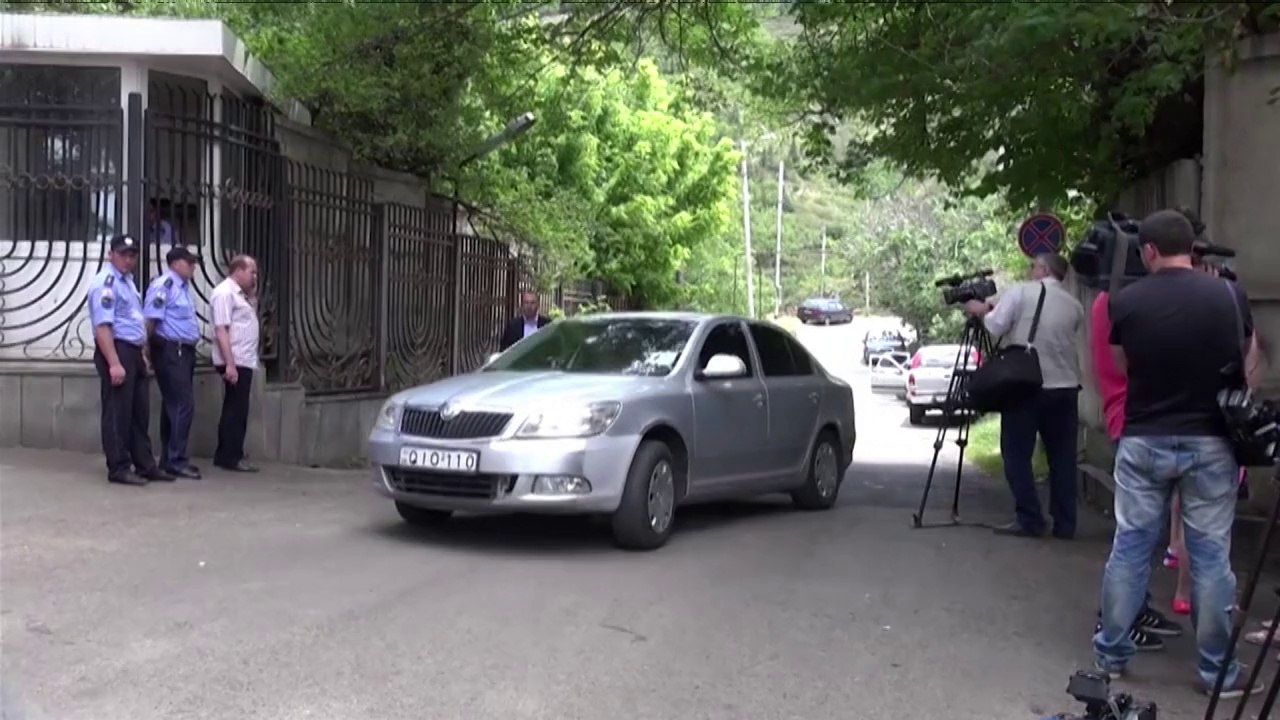 Visitors come to Shevardnadze's home to pay respects