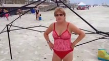Il surprend deux femmes en train de voler sa tente sur la plage