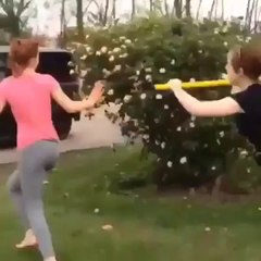 Le pegan un palazo por bravucona!! jajaja